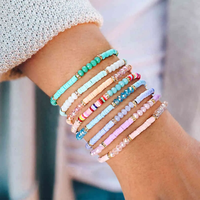 Pulseras artesanales tejidas en hilo de colores