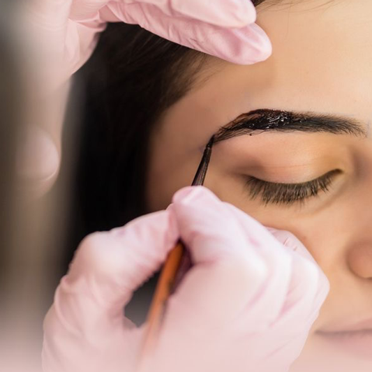Diseño de cejas personalizado + Depilación + Tinte  (Pigmentación temporal)